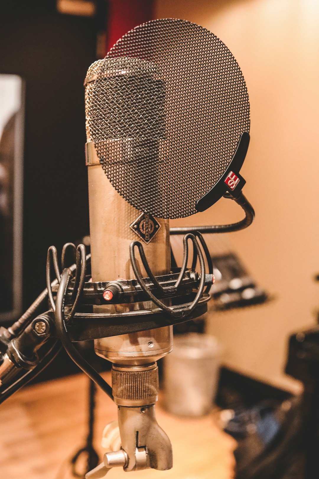 gray-condenser-microphone-kfi9dozds9u