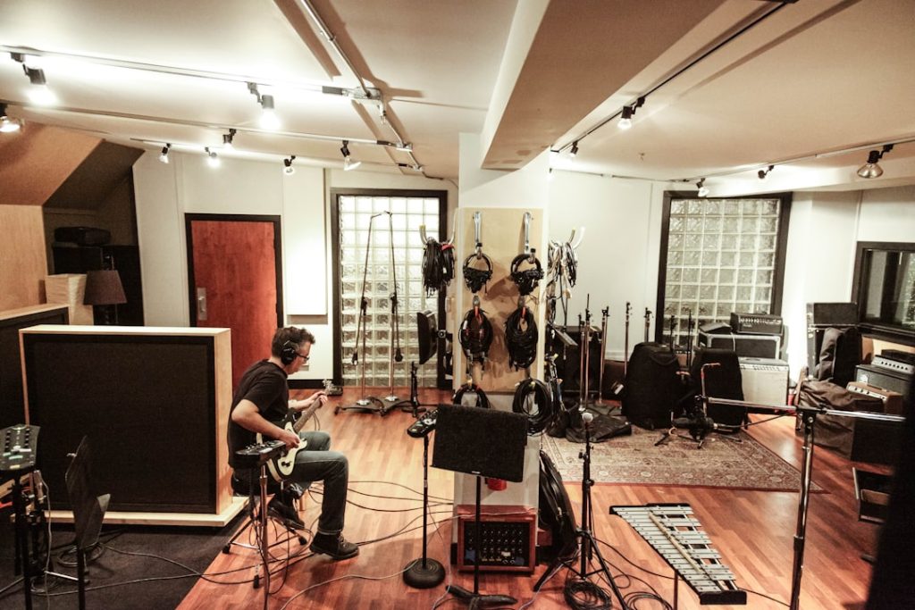 people-playing-musical-instruments-inside-room-1rkh1-jasmw