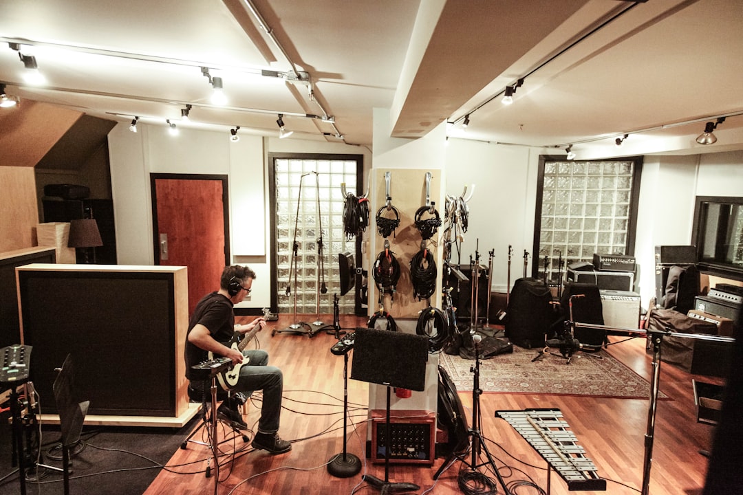 people-playing-musical-instruments-inside-room-1rkh1-jasmw